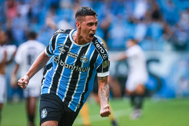 Cristian Pavón, do Grêmio, comemora seu gol durante partida contra o Santa Cruz-RS na Arena do Grêmio pelo Campeonato Gaúcho 2024. Foto: Maxi Franzoi / AGIF