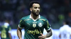 Felipe Anderson em duelo pelo Palmeiras. Foto: Marcello Zambrana/AGIF
