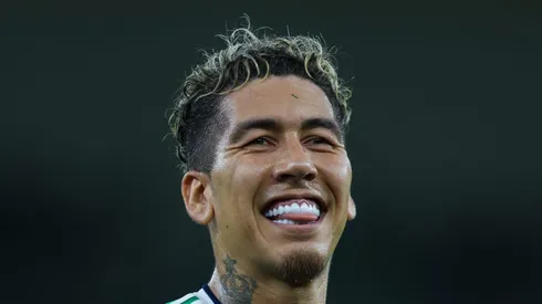 Firmino comemora gol pelo Al-Ahli.
