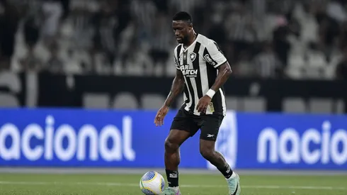 RJ - RIO DE JANEIRO - 14/09/2024 - BRASILEIRO A 2024, BOTAFOGO X CORINTHIANS - Bastos jogador do Botafogo durante partida contra o Corinthians no estadio Engenhao pelo campeonato Brasileiro A 2024. Foto: Thiago Ribeiro/AGIF
