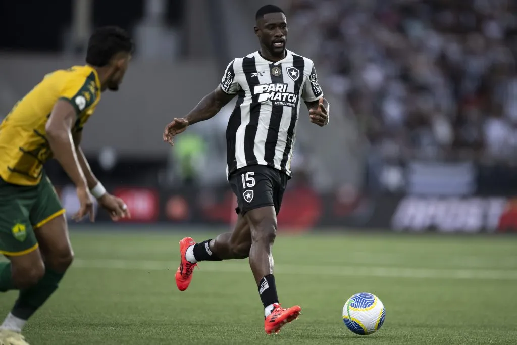 RJ – RIO DE JANEIRO – 09/11/2024 – BRASILEIRO A 2024, BOTAFOGO X CUIABA – Bastos jogador do Botafogo durante partida contra o Cuiaba no estadio Engenhao pelo campeonato Brasileiro A 2024. Foto: Jorge Rodrigues/AGIF