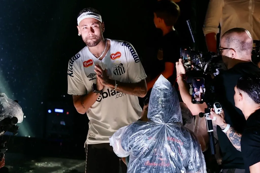 Neymar foi apresentado nesta sexta (31) como novo jogador do Peixe. Foto: Marcello Zambrana/AGIF