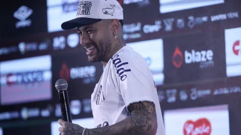 SP - SANTOS - 31/01/2025 - SANTOS, APRESENTACAO NEYMAR - Neymar em campo durante sua apresentacao oficial como jogador do Santos em coletiva de imprensa realizada no Vila Belmiro. Foto: Reinaldo Campos/AGIF