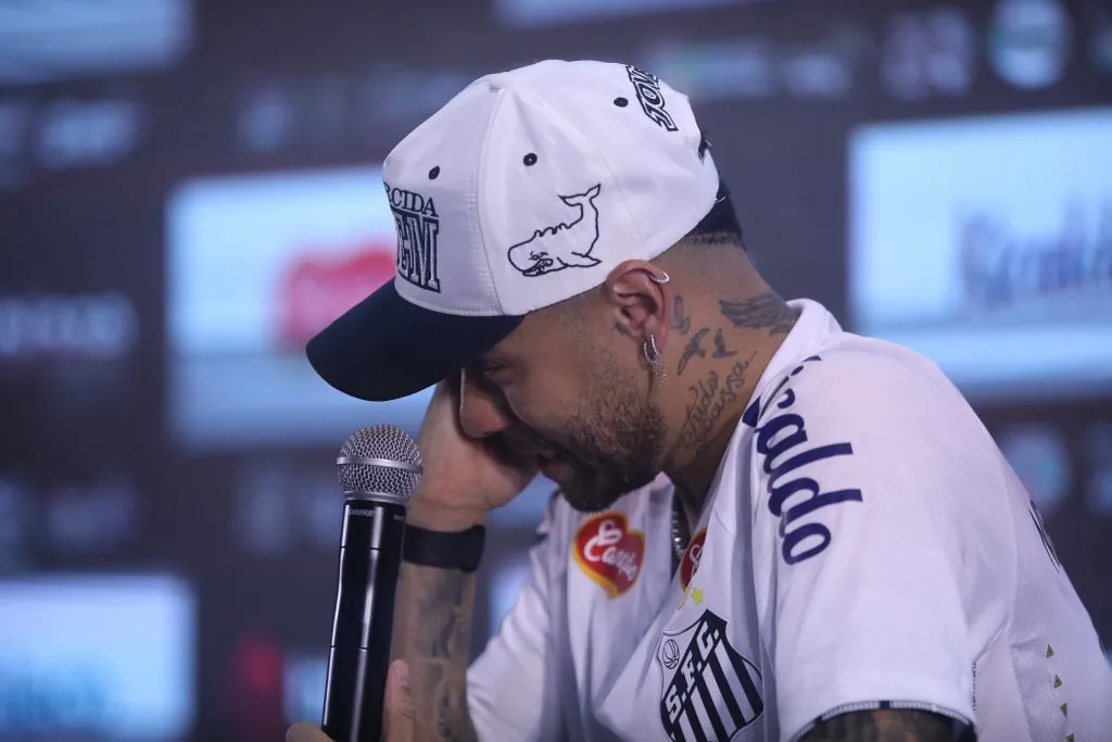 Neymar se emociona durante apresentação. Foto: Reinaldo Campos/AGIF