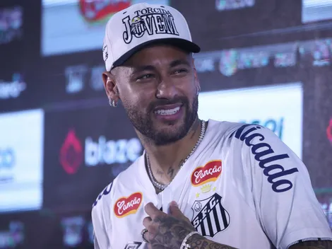 Neymar retorna ao Santos e rejeita título de herói