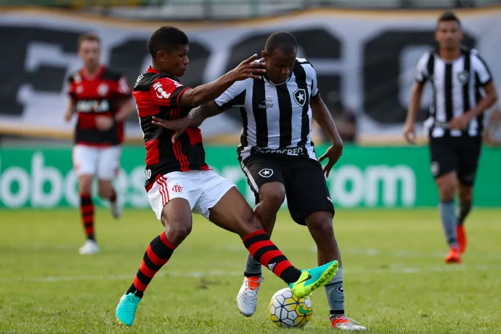 Marcio Araujo do Flamengo disputa bola com Airton do Botafogo durante partida