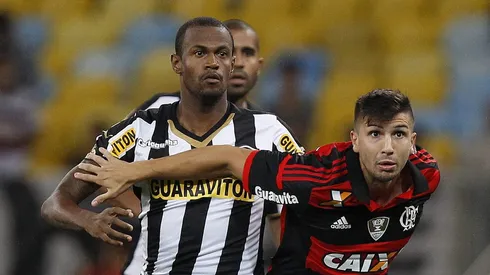 Lucas Mugni do Flamengo disputa lance com Airton do Botafogo. Foto: Wagner Meier/AGIF