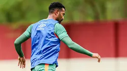 Atuação de Thiago Santos, volante do Fluminense tem deixado a desejar e após derrota no clássico, a torcida quer vê-lo no banco