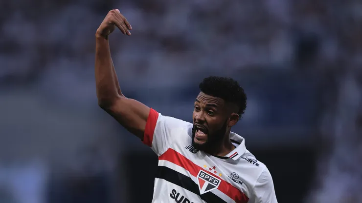 Sabino em partida pelo Tricolor Paulista