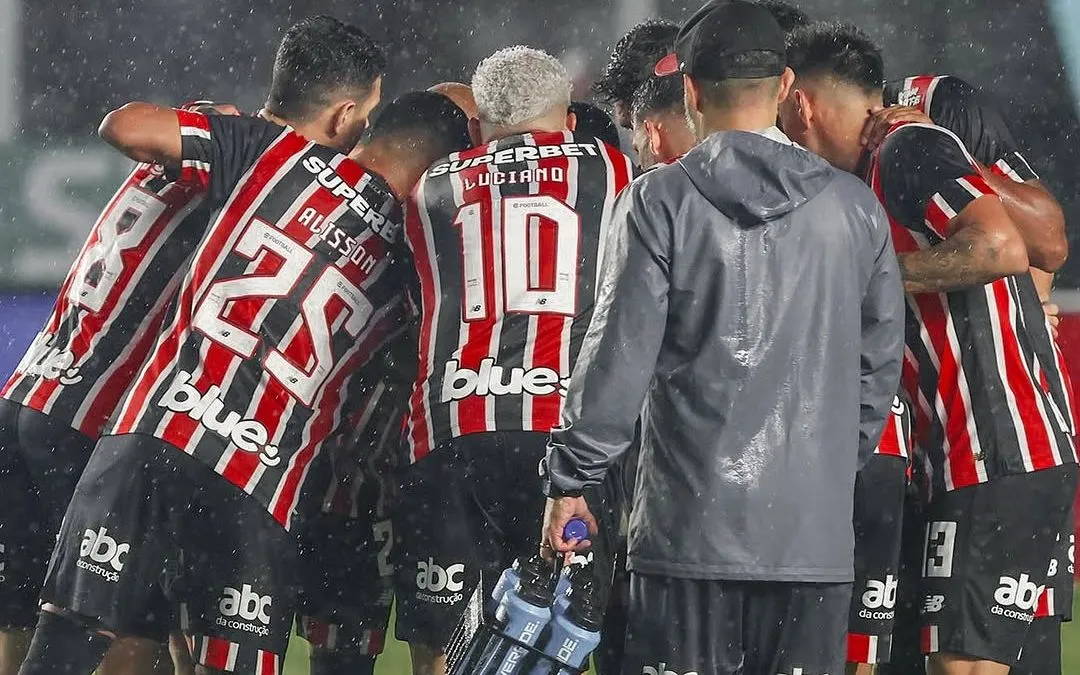 Jogadores do São Paulo, lamentam derrota para o Santos em partida válida pelo Campeonato Paulista. Foto: Rubens Chiri / São Paulo FC