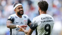Memphis Depay e Yuri Alberto comemorando em partida entre Grêmio e Corinthians, na última rodada do Brasileirão 2024. Foto: Pedro H. Tesch