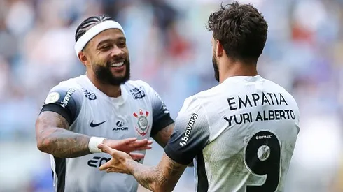 Memphis Depay e Yuri Alberto comemorando em partida entre Grêmio e Corinthians, na última rodada do Brasileirão 2024. Foto: Pedro H. Tesch