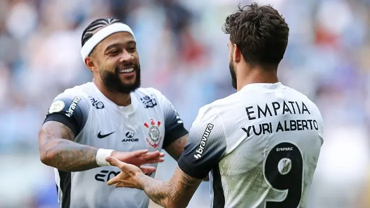 Memphis Depay e Yuri Alberto comemorando em partida entre Grêmio e Corinthians, na última rodada do Brasileirão 2024. Foto: Pedro H. Tesch