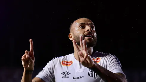 Guilherme jogador do Santos comemora seu gol durante partida contra o São Paulo no estádio Vila Belmiro pelo campeonato Paulista 2025. Foto: Marcello Zambrana/AGIF