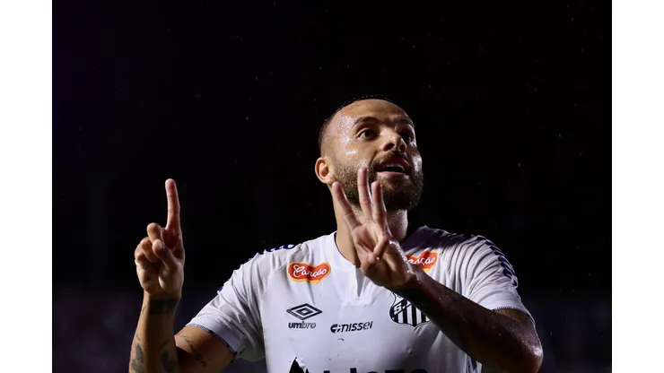 Guilherme jogador do Santos comemora seu gol durante partida contra o São Paulo no estádio Vila Belmiro pelo campeonato Paulista 2025. Foto: Marcello Zambrana/AGIF