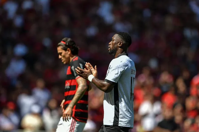 Bastos, do Botafogo, durante partida contra o Flamengo no Maracanã pelo Campeonato Brasileiro A 2024. Foto: Thiago Ribeiro / AGIF