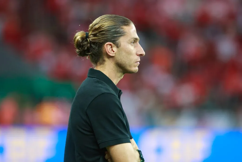 RS – PORTO ALEGRE – 30/10/2024 – BRASILEIRO A 2024, INTERNACIONAL X FLAMENGO – Filipe Luis tecnico do Flamengo durante partida contra o Internacional no estadio Beira-Rio pelo campeonato Brasileiro A 2024. Foto: Luiz Erbes/AGIF