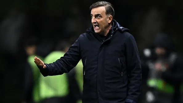 Carlos Carvalhal durante partida. Foto: Octavio Passos/Getty Images