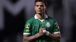 Richard Ríos jogador do Palmeiras comemora seu gol durante partida contra o Santos no estádio Vila Belmiro pelo campeonato Paulista 2025. Foto: Marcello Zambrana/AGIF