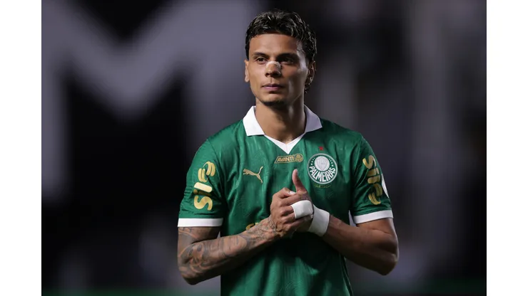 Richard Ríos jogador do Palmeiras comemora seu gol durante partida contra o Santos no estádio Vila Belmiro pelo campeonato Paulista 2025. Foto: Marcello Zambrana/AGIF