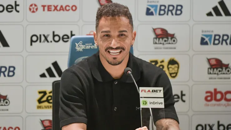 Danilo em apresentação oficial. Foto: Thiago Ribeiro/AGIF