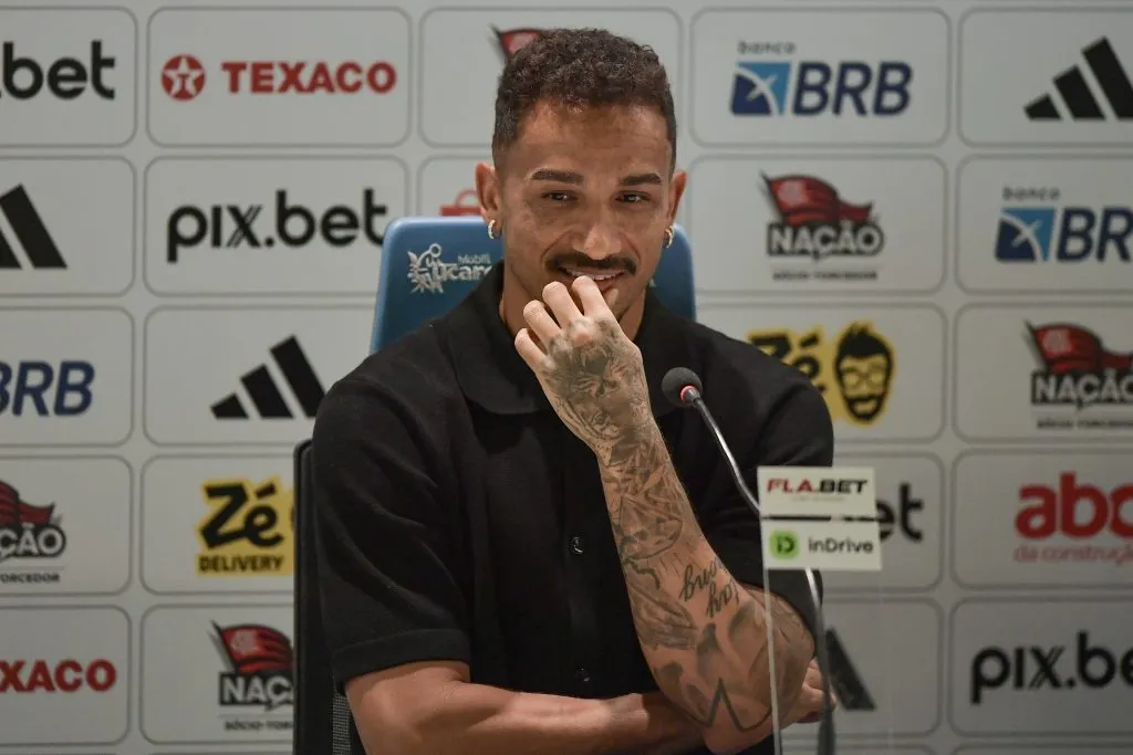 RJ – RIO DE JANEIRO – 30/01/2025 – APRESENTACAO DANILO – Danilo durante sua apresentacao oficial como jogador do Flamengo em coletiva de imprensa realizada no Maracana. Foto: Thiago Ribeiro/AGIF