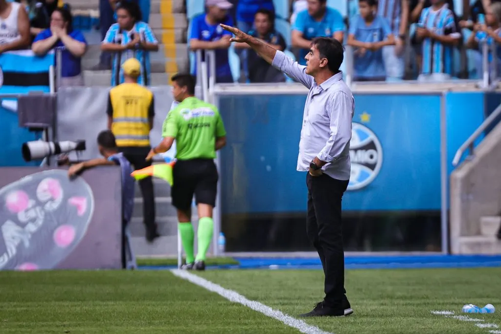 Gustavo Quinteros, técnico do Grêmio, durante partida contra o São Luiz-RS na Arena do Grêmio pelo Campeonato Gaúcho 2025. Foto: Maxi Franzoi / AGIF