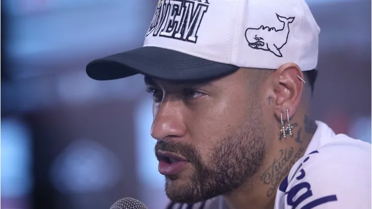 SP - SANTOS - 31/01/2025 - SANTOS, APRESENTACAO NEYMAR - Neymar durante sua apresentacao oficial como jogador do Santos em coletiva de imprensa realizada no Vila Belmiro. Foto: Reinaldo Campos/AGIF