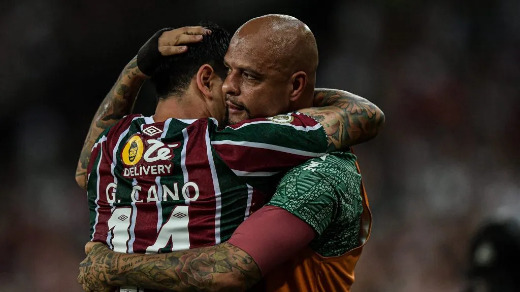 Cano jogador do Fluminense comemora seu gol com Felipe Melo jogador da sua equipe durante partida contra o Athletico-PR no estádio Maracanã pelo campeonato Brasileiro A 2024. Foto: Thiago Ribeiro/AGIF