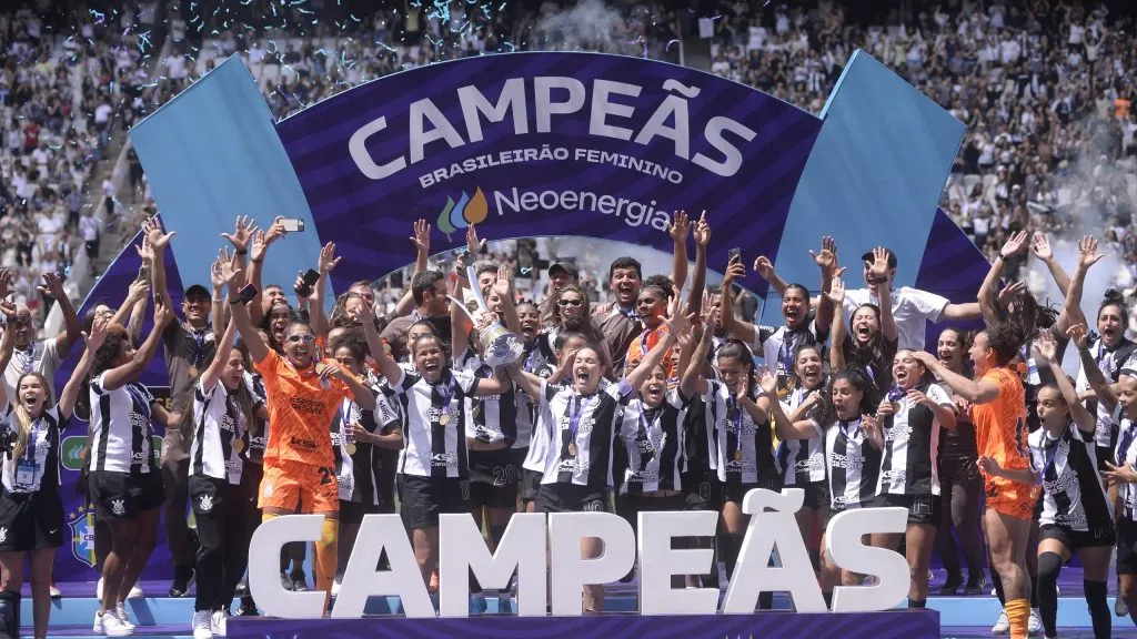 Jogadoras do Corinthians comemoram titulo durante partida contra o São Paulo no estádio Arena Corinthians pelo campeonato Brasileiro A Feminino 2024. Foto: Alan Morici/AGIF
