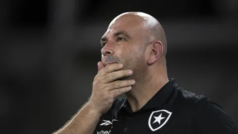 RJ - RIO DE JANEIRO - 22/01/2025 - CARIOCA 2025, BOTAFOGO X VOLTA REDONDA - Carlos Leiria tecnico do Botafogo durante partida contra o Volta Redonda no estadio Engenhao pelo campeonato Carioca 2025. Foto: Jorge Rodrigues/AGIF