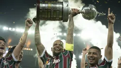 RJ - RIO DE JANEIRO - 04/11/2023 - LIBERTADORES 2023, BOCA JUNIORS X FLUMINENSE - Felipe Melo jogador do Fluminense levanta a taca de campeao durante cerimonia de premiacao ao final da partida contra o Boca Juniors no estadio Maracana pela decisao do campeonato Libertadores 2023. Foto: Jorge Rodrigues/AGIF