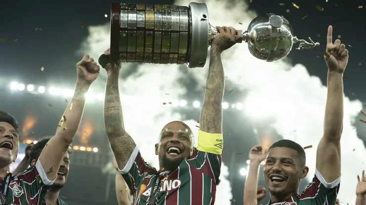 RJ - RIO DE JANEIRO - 04/11/2023 - LIBERTADORES 2023, BOCA JUNIORS X FLUMINENSE - Felipe Melo jogador do Fluminense levanta a taca de campeao durante cerimonia de premiacao ao final da partida contra o Boca Juniors no estadio Maracana pela decisao do campeonato Libertadores 2023. Foto: Jorge Rodrigues/AGIF