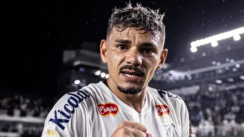 Tiquinho Soares, atacante do Santos, que já conquistou o coração da torcida santista em vitória sobre o SPFC