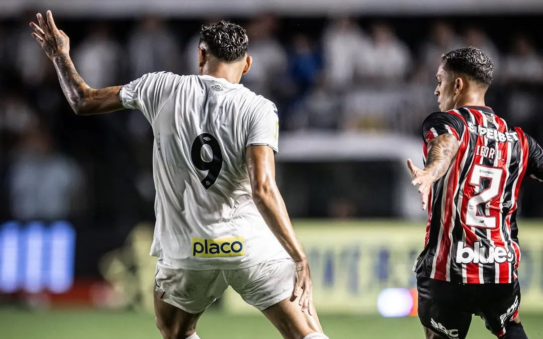 Tiquinho Soares, disputa lance com Igor Vinícius do São Paulo em partida válida pelo Paulistão 2025, na Vila Belmiro. Foto: Raul Barreta/Santos FC