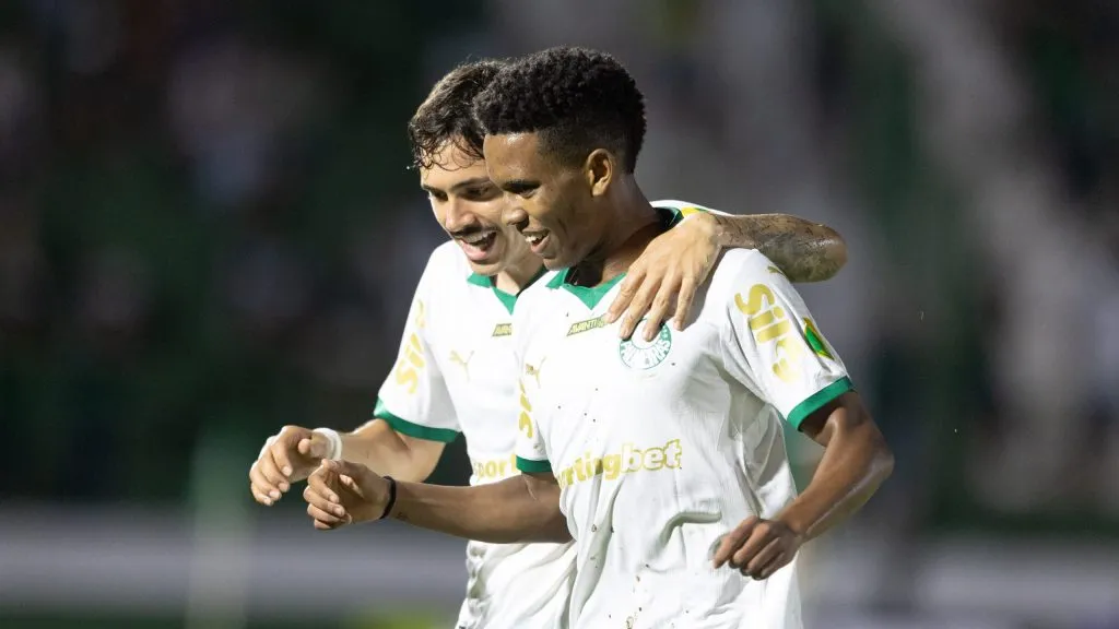 Estêvão jogador do Palmeiras comemora seu gol durante partida contra o Guarani pelo Campeonato Paulista 2025. Foto: Diogo Reis/AGIF
