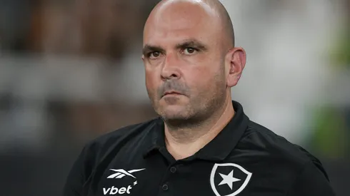 - -NENHUM- - 22/01/2025 - CARIOCA 2025, BOTAFOGO X VOLTA REDONDA - Carlos Leiria tecnico do Botafogo durante partida contra o Volta Redonda no estadio -nenhum- pelo campeonato Carioca 2025. Foto: Thiago Ribeiro/AGIF