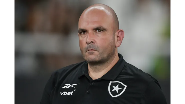- -NENHUM- - 22/01/2025 - CARIOCA 2025, BOTAFOGO X VOLTA REDONDA - Carlos Leiria tecnico do Botafogo durante partida contra o Volta Redonda no estadio -nenhum- pelo campeonato Carioca 2025. Foto: Thiago Ribeiro/AGIF