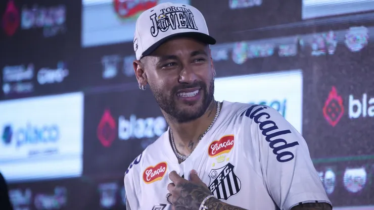 SP - SANTOS - 31/01/2025 - SANTOS, APRESENTACAO NEYMAR - Neymar durante sua apresentacao oficial como jogador do Santos em coletiva de imprensa realizada no Vila Belmiro. Foto: Reinaldo Campos/AGIF