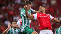 Gremistas reclamaram da tentativa do VAR beneficiar o Internacional Foto: Maxi Franzoi/AGIF