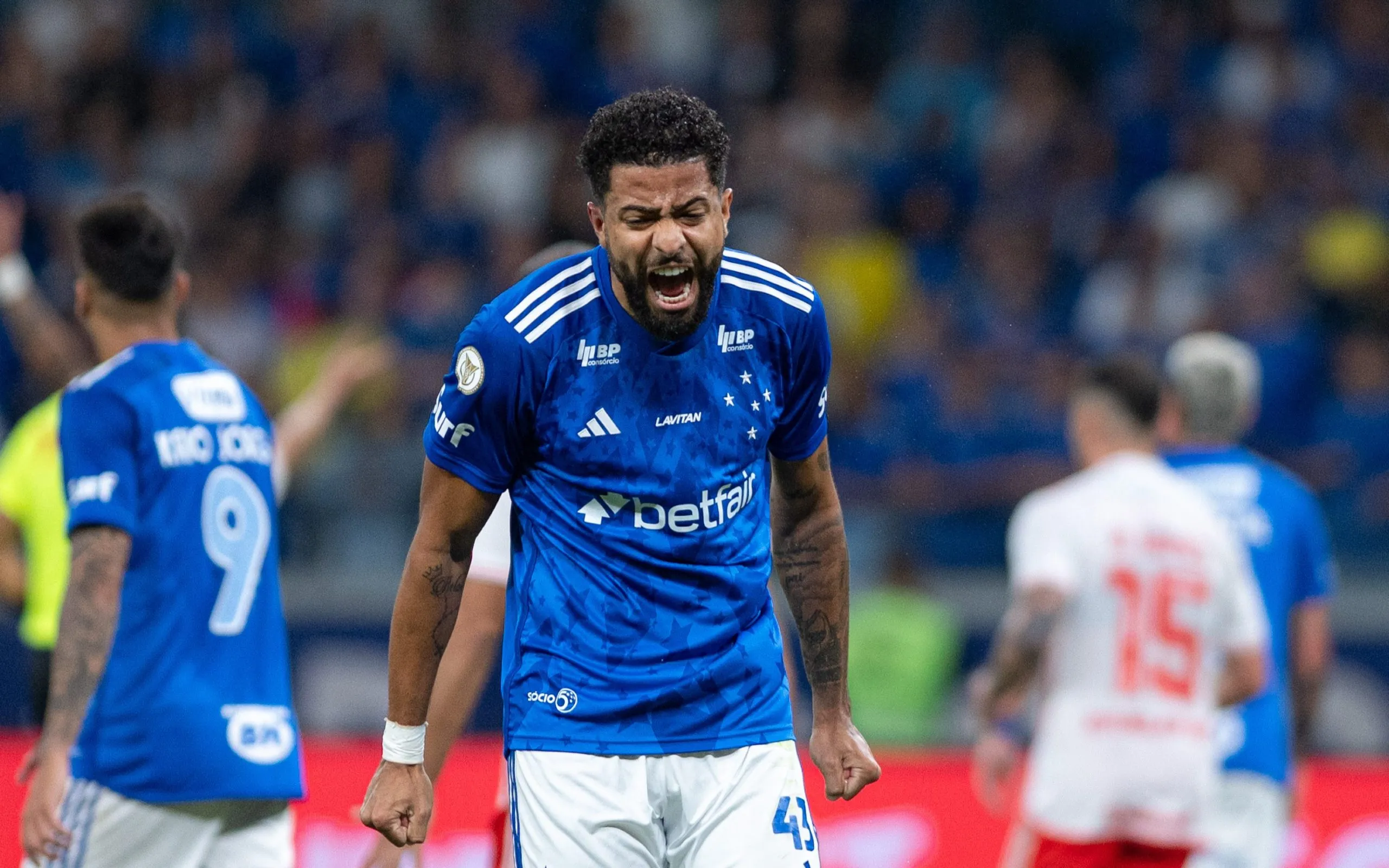 Em caso de uma lesão grave, o zagueiro João Marcelo pode desfalcar a equipe celeste por meses e a ausência de respostas concretas está deixando a torcida inquieta.  Foto: Alessandra Torres/AGIF