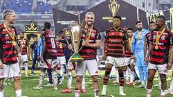 Arrascaeta, jogador do Flamengo levanta a taca de campeao durante cerimonia de premiacao ao final da partida contra o Botafogo no estadio Mangueirao pela decisao do campeonato Supercopa 2025.