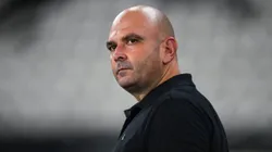 Carlos Leiria durante partida entre Botafogo e Fluminense, no Estádio Nilton Santos, pelo Campeonato Carioca.