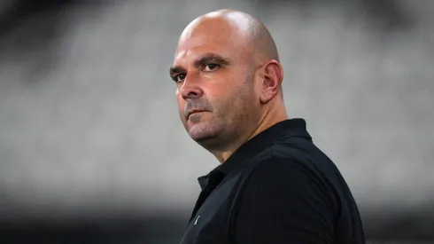 Carlos Leiria durante partida entre Botafogo e Fluminense, no Estádio Nilton Santos, pelo Campeonato Carioca.