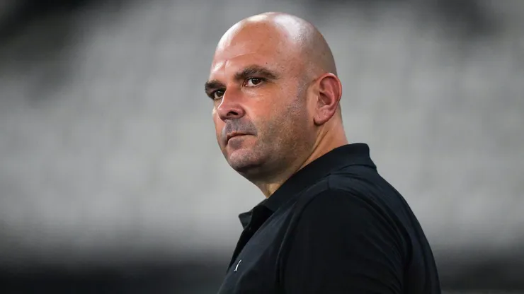 Carlos Leiria durante partida entre Botafogo e Fluminense, no Estádio Nilton Santos, pelo Campeonato Carioca.