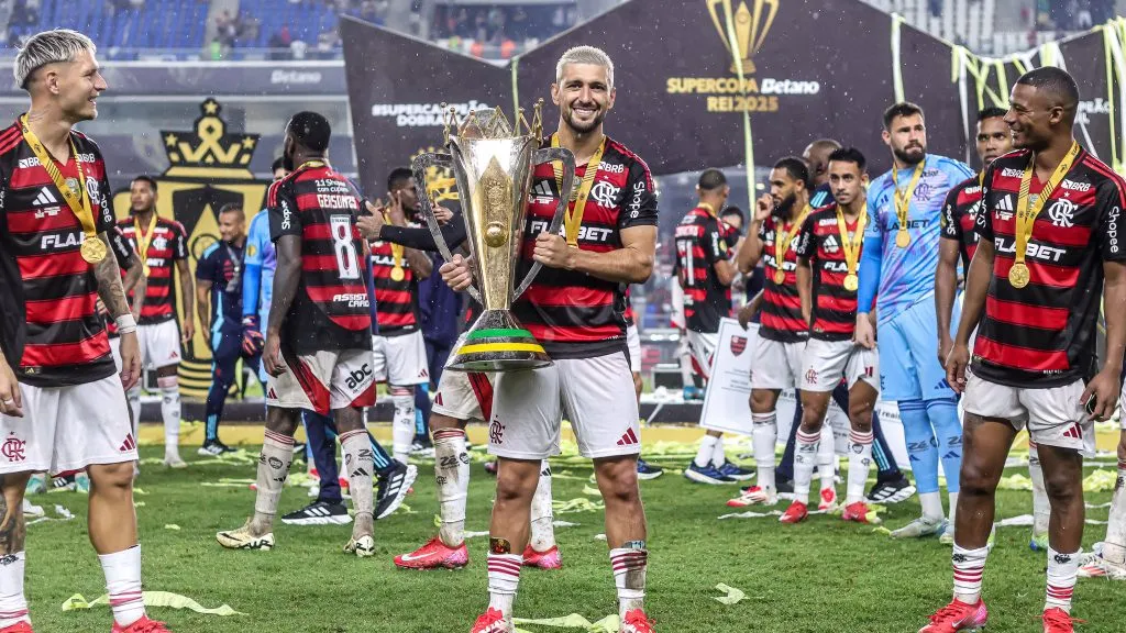 Arrascaeta com troféu da Supercopa