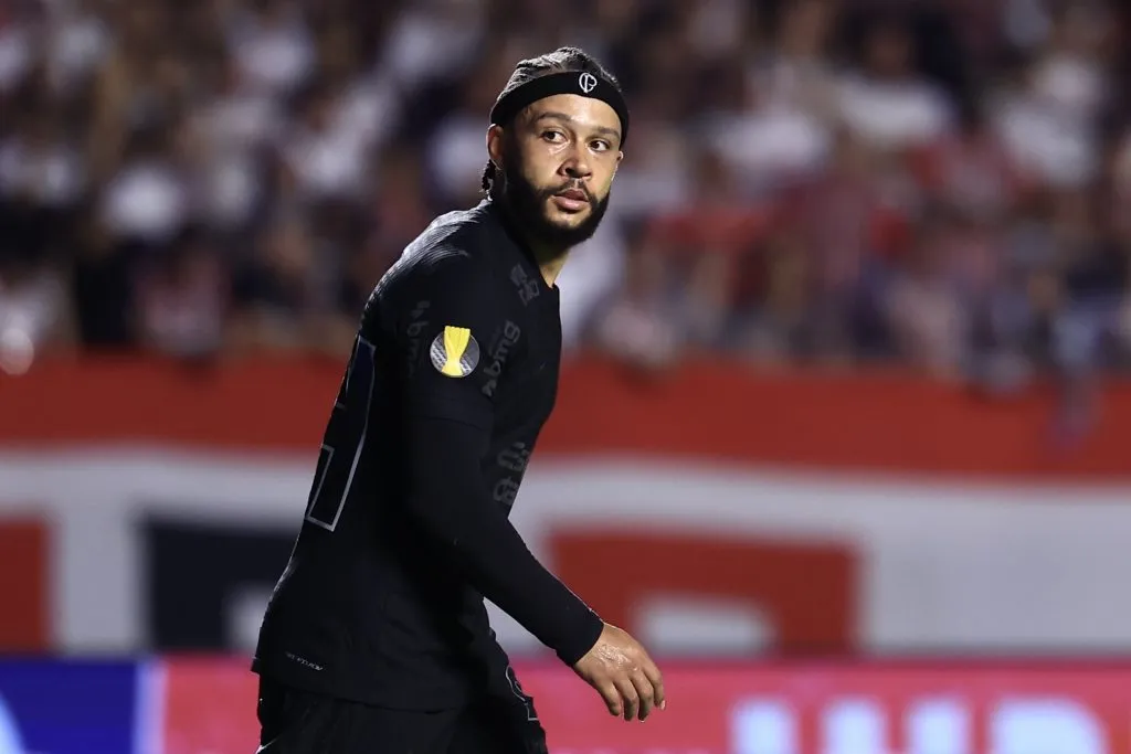 Memphis Depay em partida do Corinthians