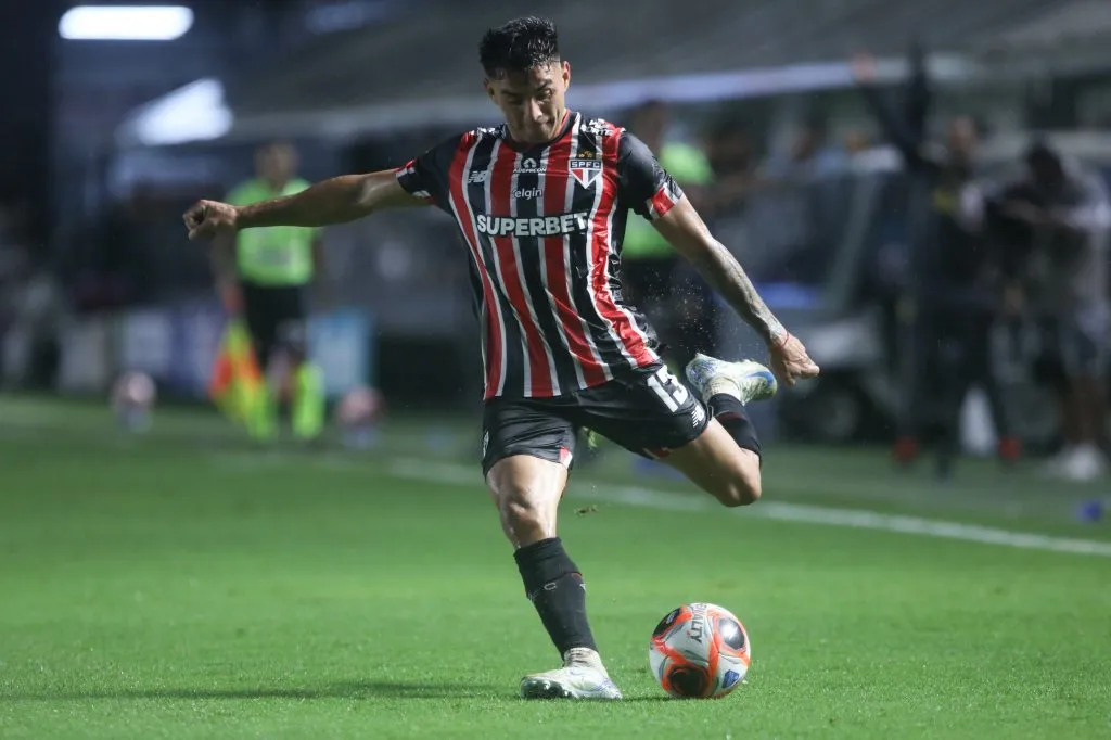 Enzo Diaz jogador do São Paulo durante partida contra o Santos na Vila Belmiro pelo Campeonato Paulista 2025. Foto: Reinaldo Campos / AGIF