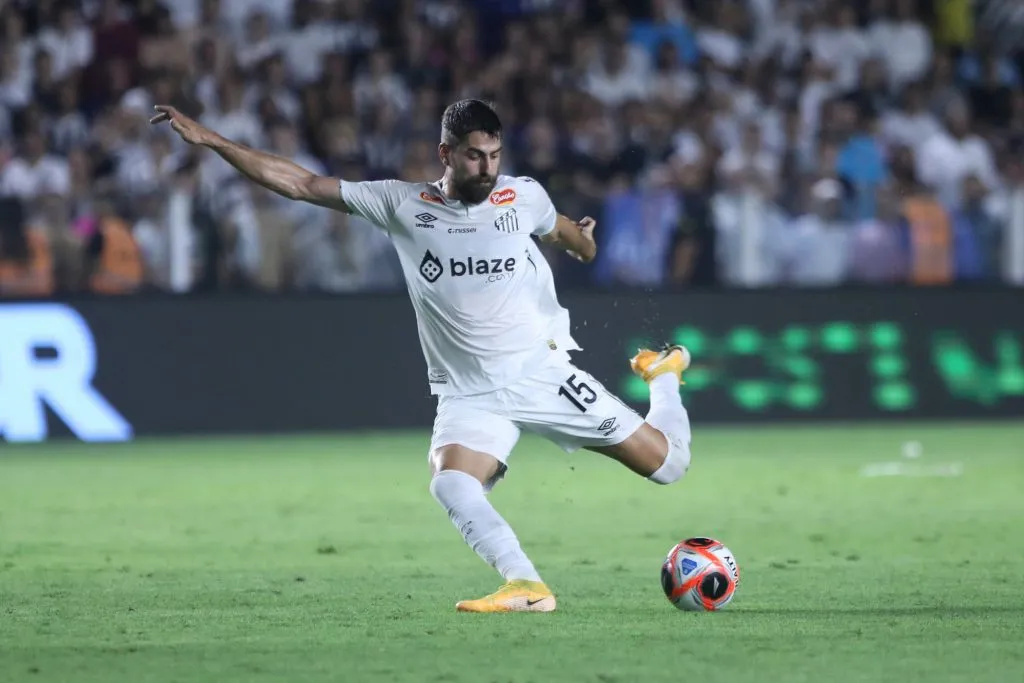 Luan Peres, do Santos, durante partida contra o Palmeiras na Vila Belmiro pelo Campeonato Paulista 2025. Foto: Reinaldo Campos / AGIF