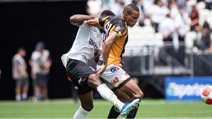Jogadores de Corinthians e Novorizontino dividem bola em partida válida pelo Paulistão. Foto: ZUMA Press, Inc. / Alamy Stock Photo